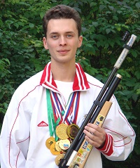 Сергей Каменский выиграл на чемпионате Европе по стрельбе из малокалиберного оружия четыре медали: три золотые и одну серебряную.