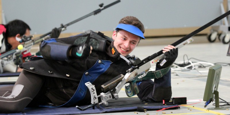 Сергей Каменский занял четвёртое место в стрельбе из малокалиберной винтовки из положения лёжа с дистанции 50 метров.