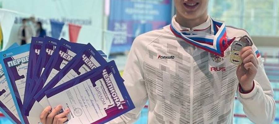 Никита Черноусов стал двукратным чемпионом Сибири по плаванию